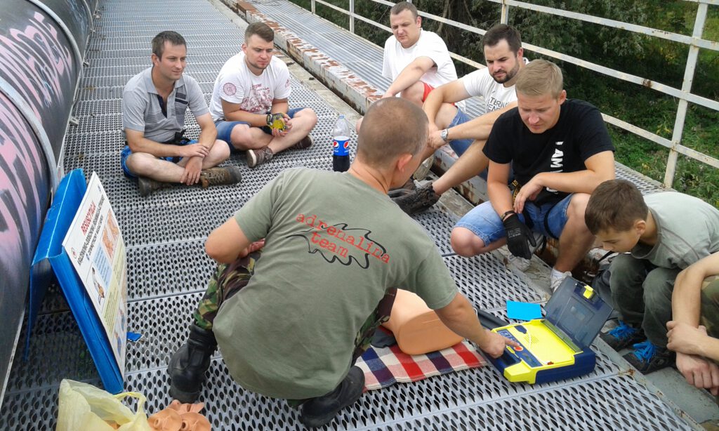 wieczory kawalerskie z adrenaliną zabawy alpinistyczne szkolenia linowe alpinizm przemysłowy